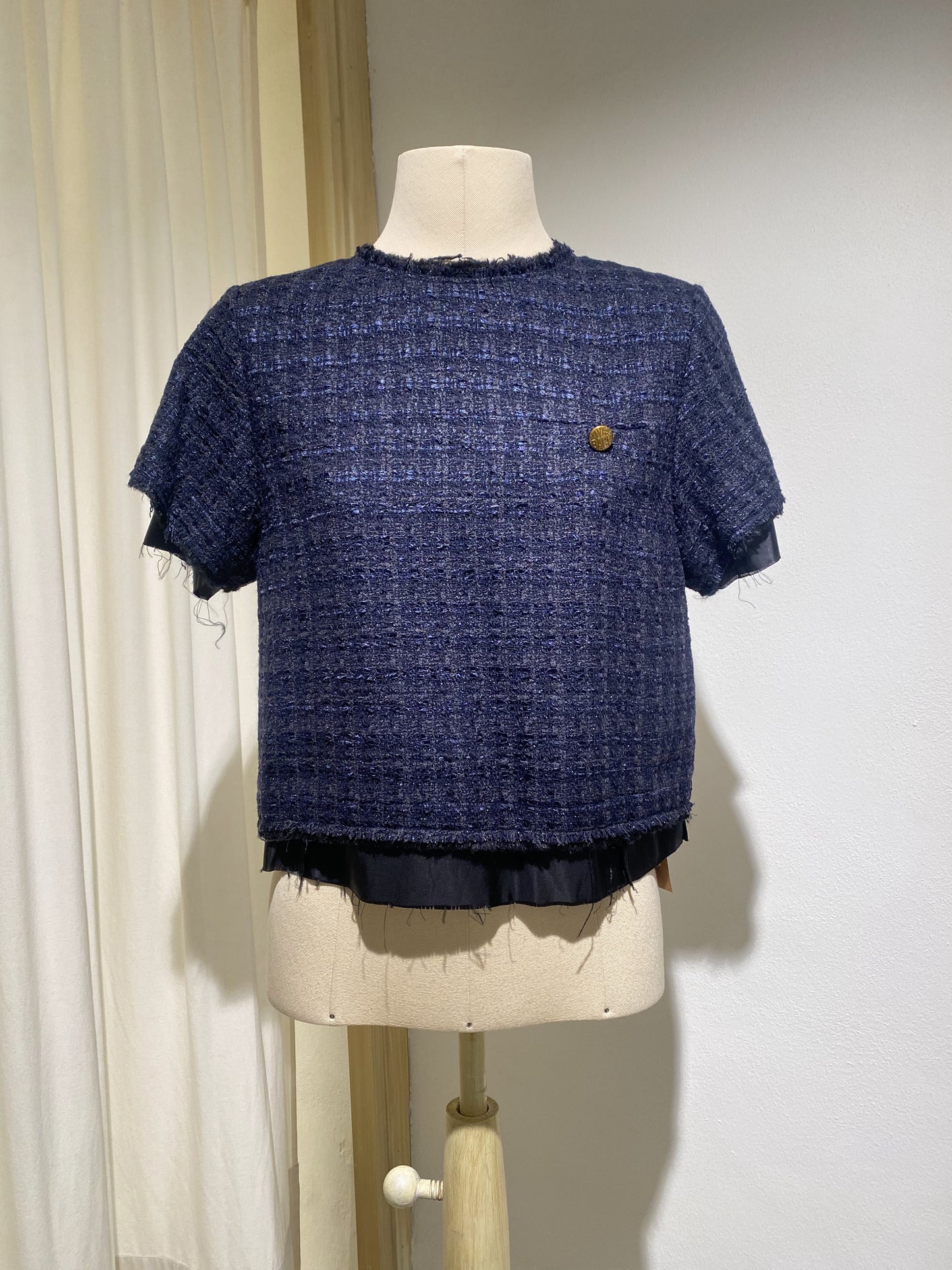 W "CHANEL" TEE STAND ALONÉ