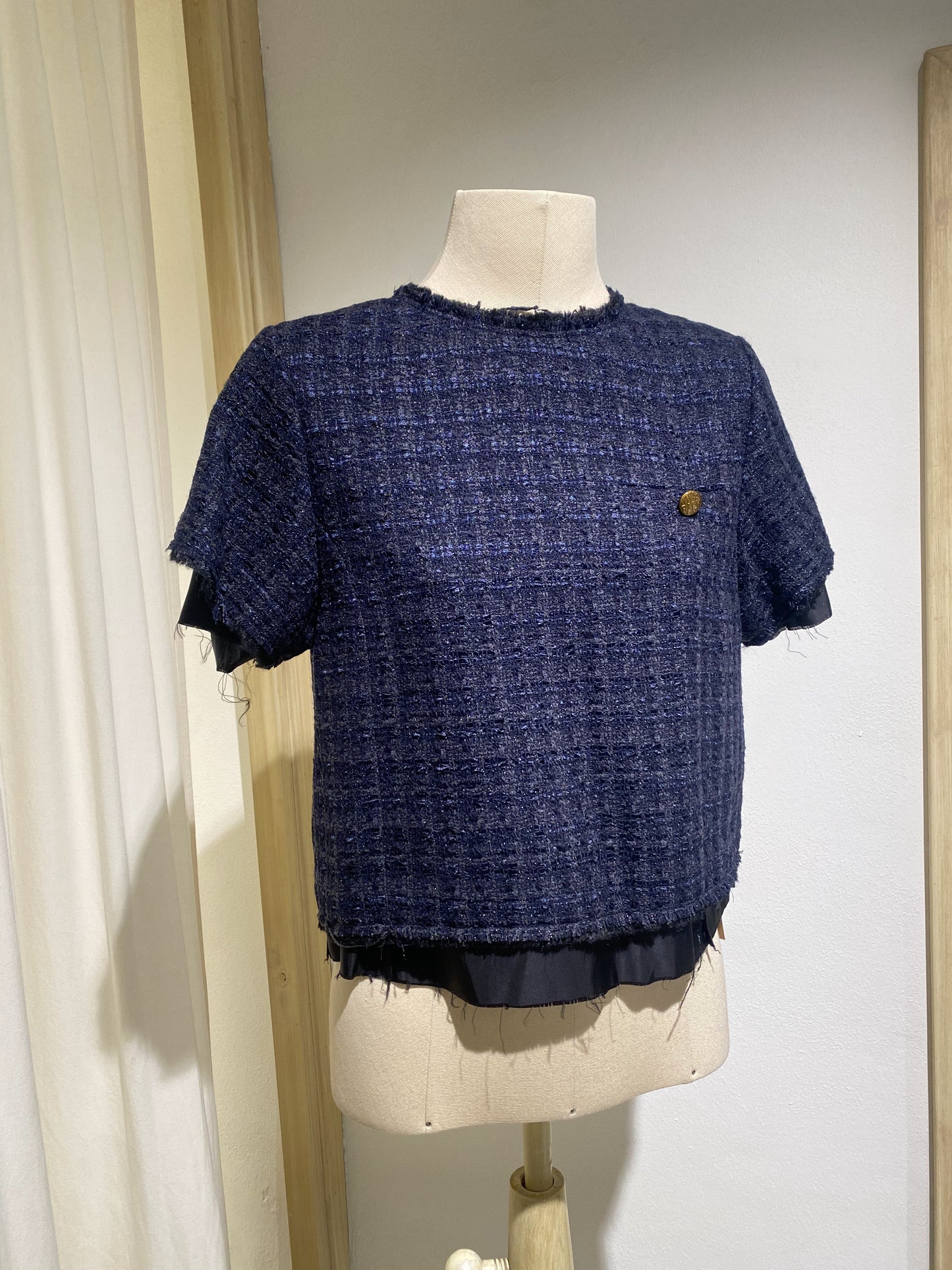 W "CHANEL" TEE STAND ALONÉ