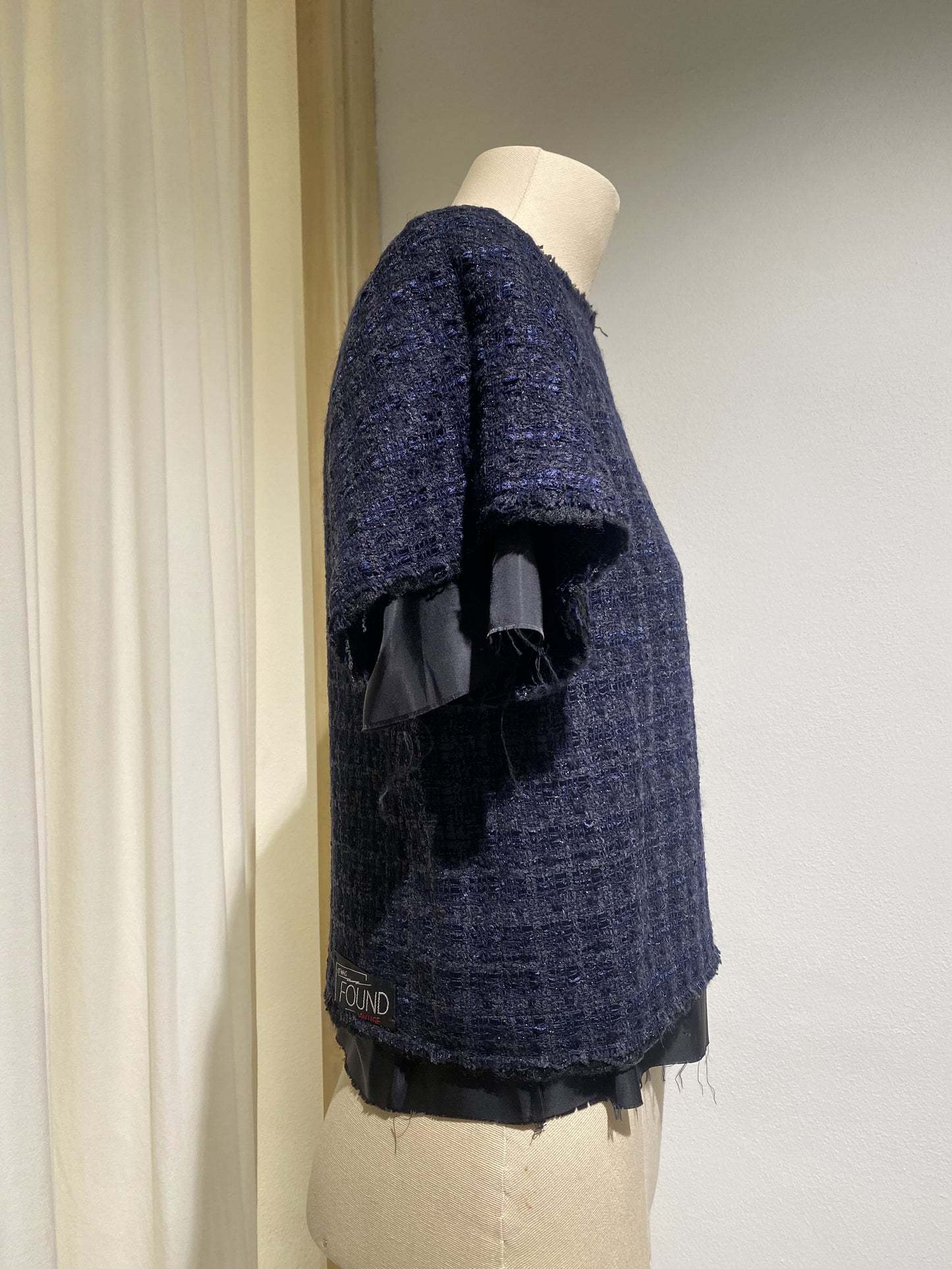 W "CHANEL" TEE STAND ALONÉ