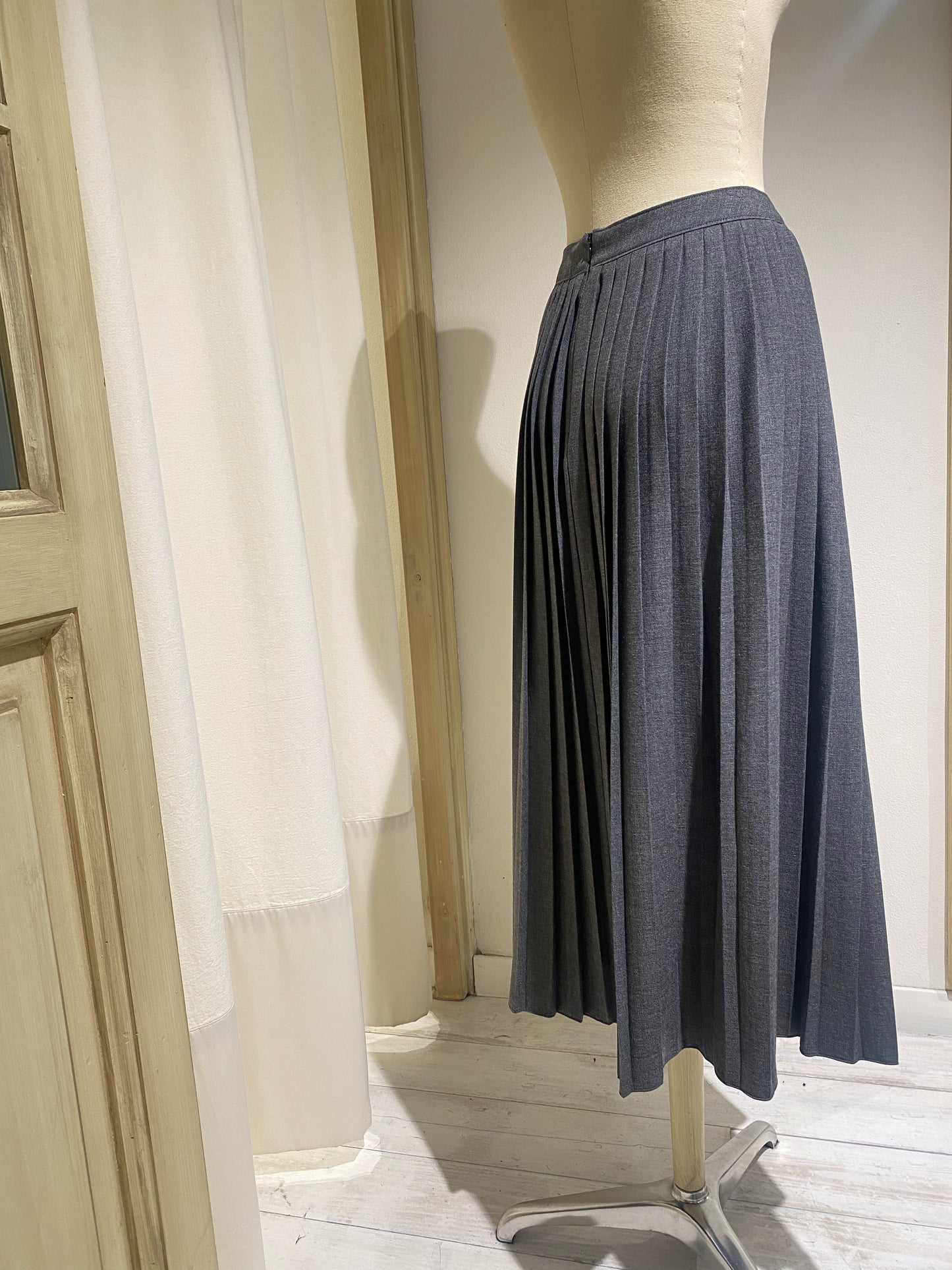 W PLISSÉ MIDI SKIRT - DEIGA - MID GREY