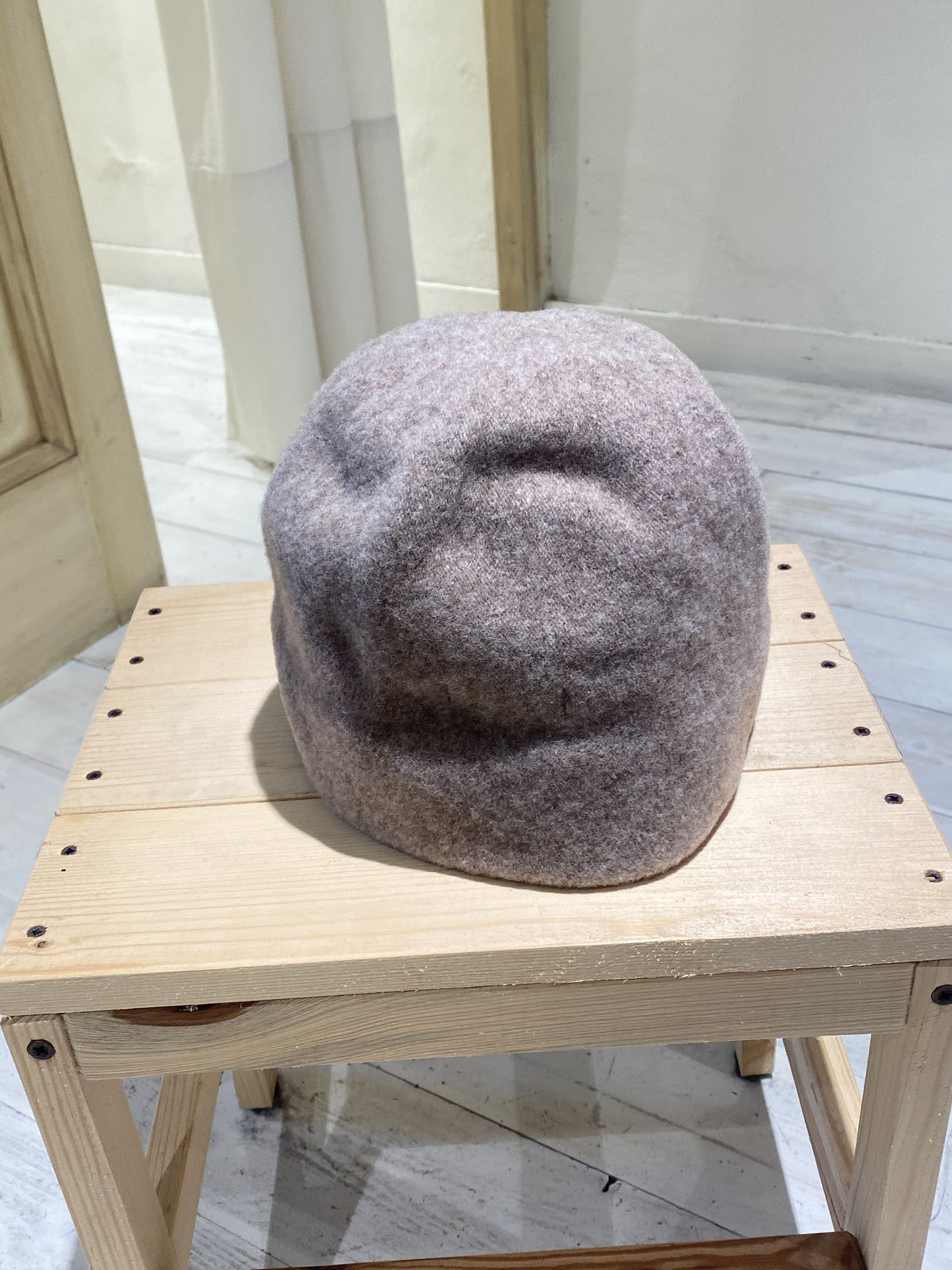 W TONY HAT - PCNQ - WARM GRAY