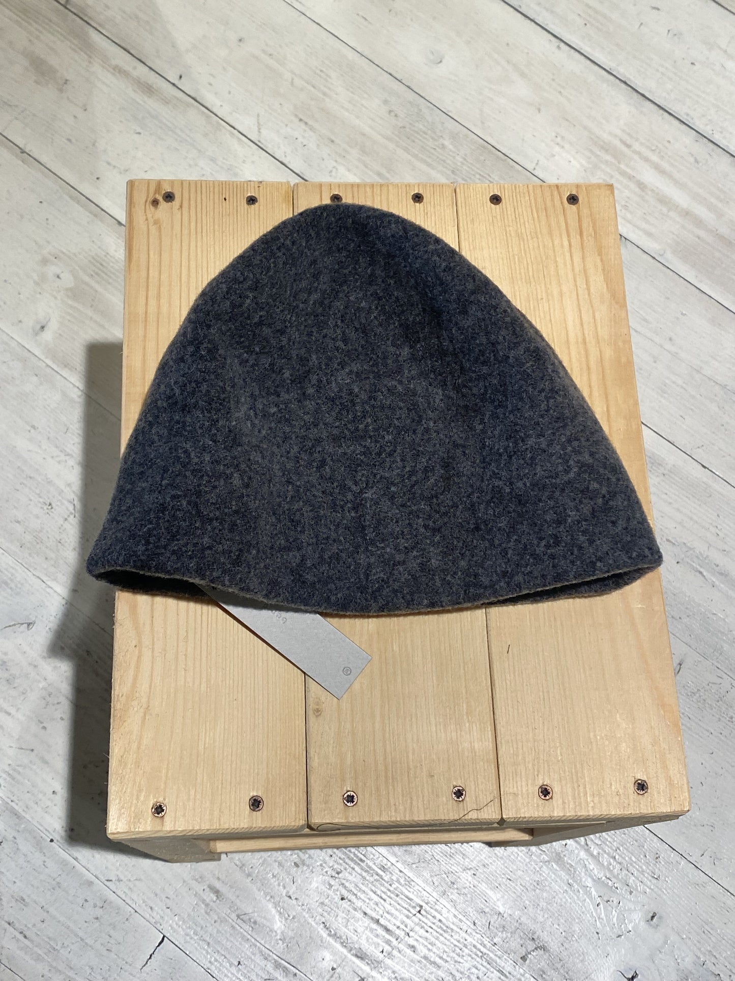 W TONY HAT - PCNQ - DARK GREY