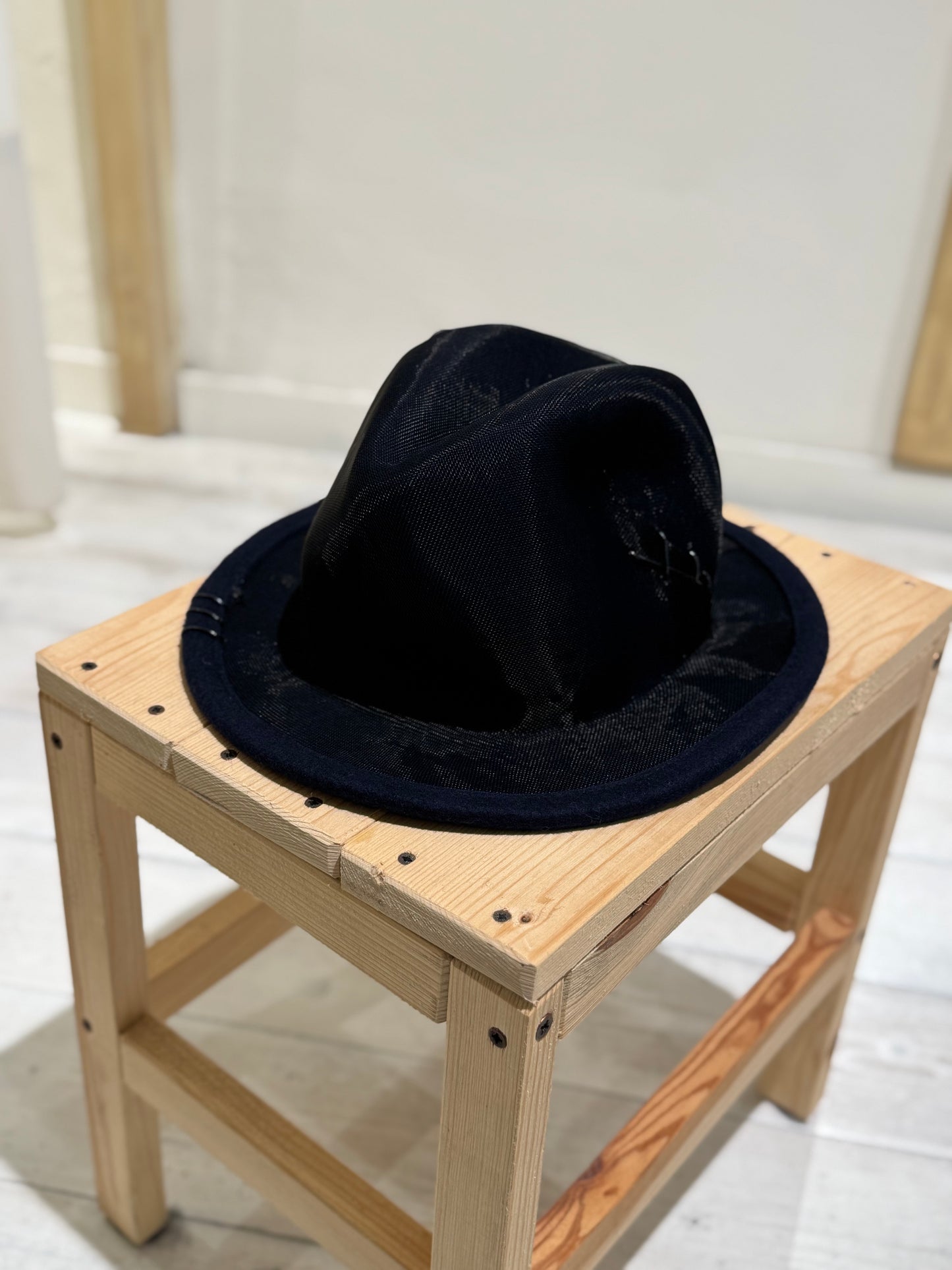 W LOU HAT - YESEY - DARK NAVY/BLK