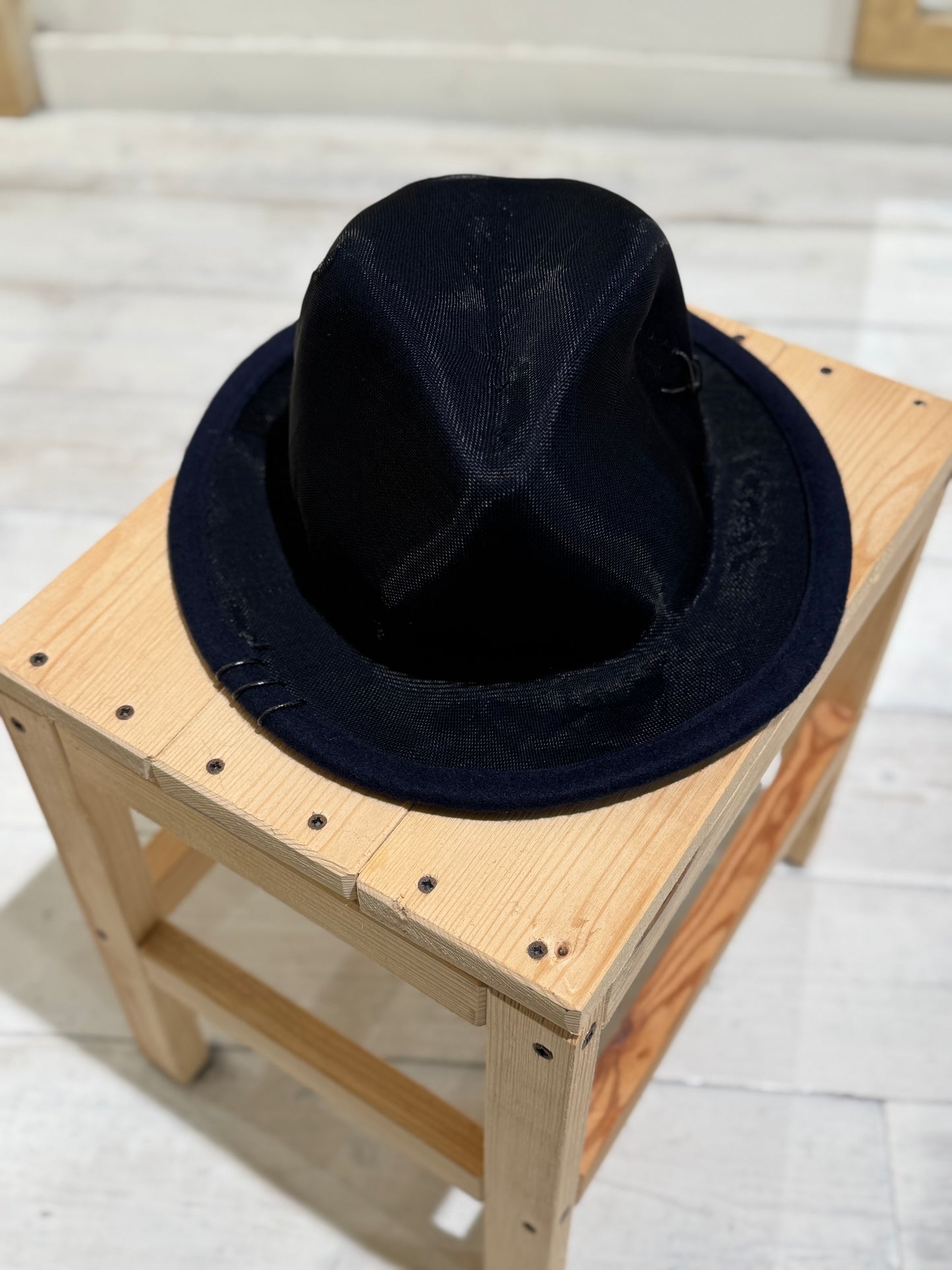 W LOU HAT - YESEY - DARK NAVY/BLK