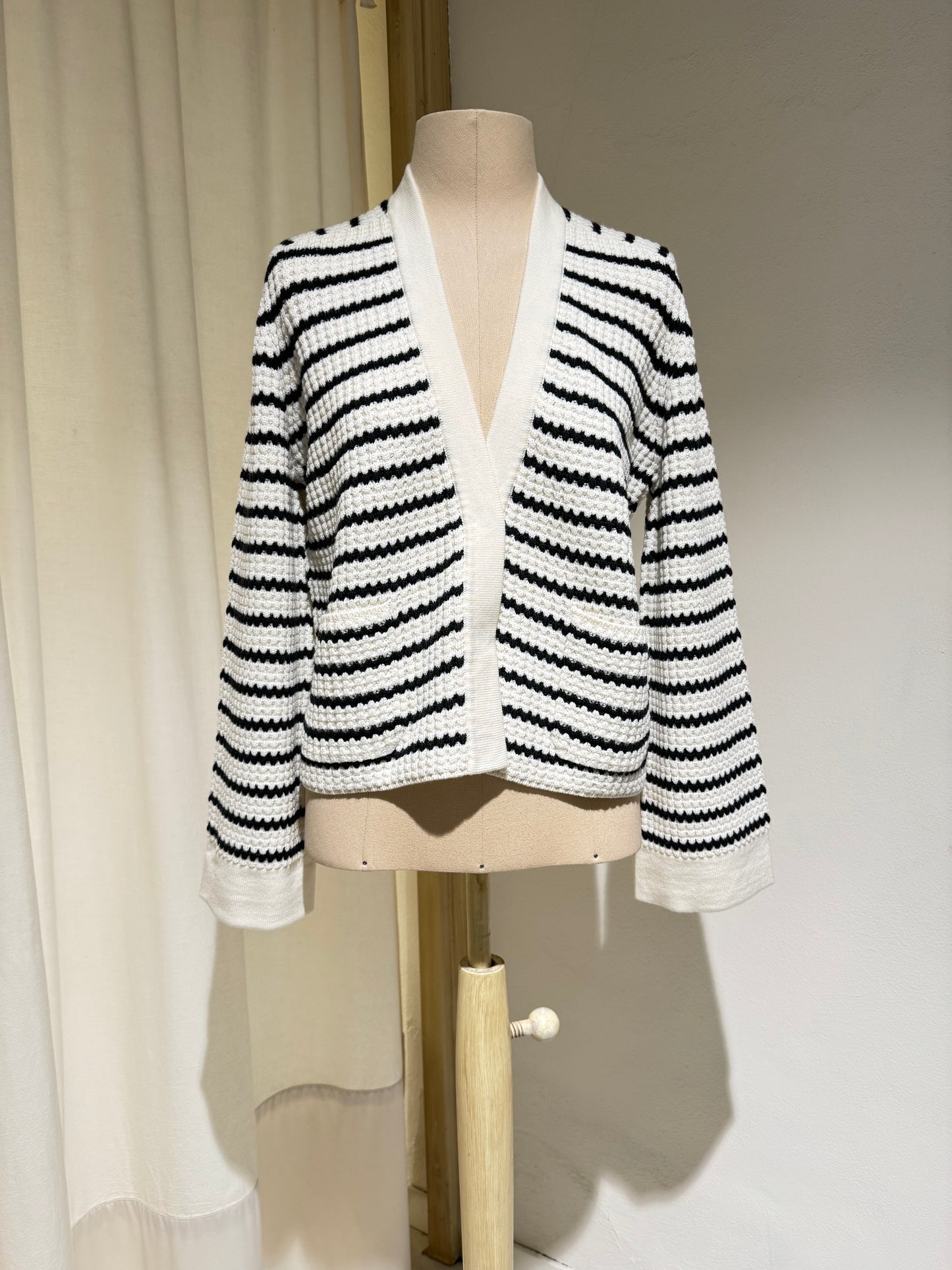 W cardigan in lana merinos a righe - FORTE FORTE - milk/black