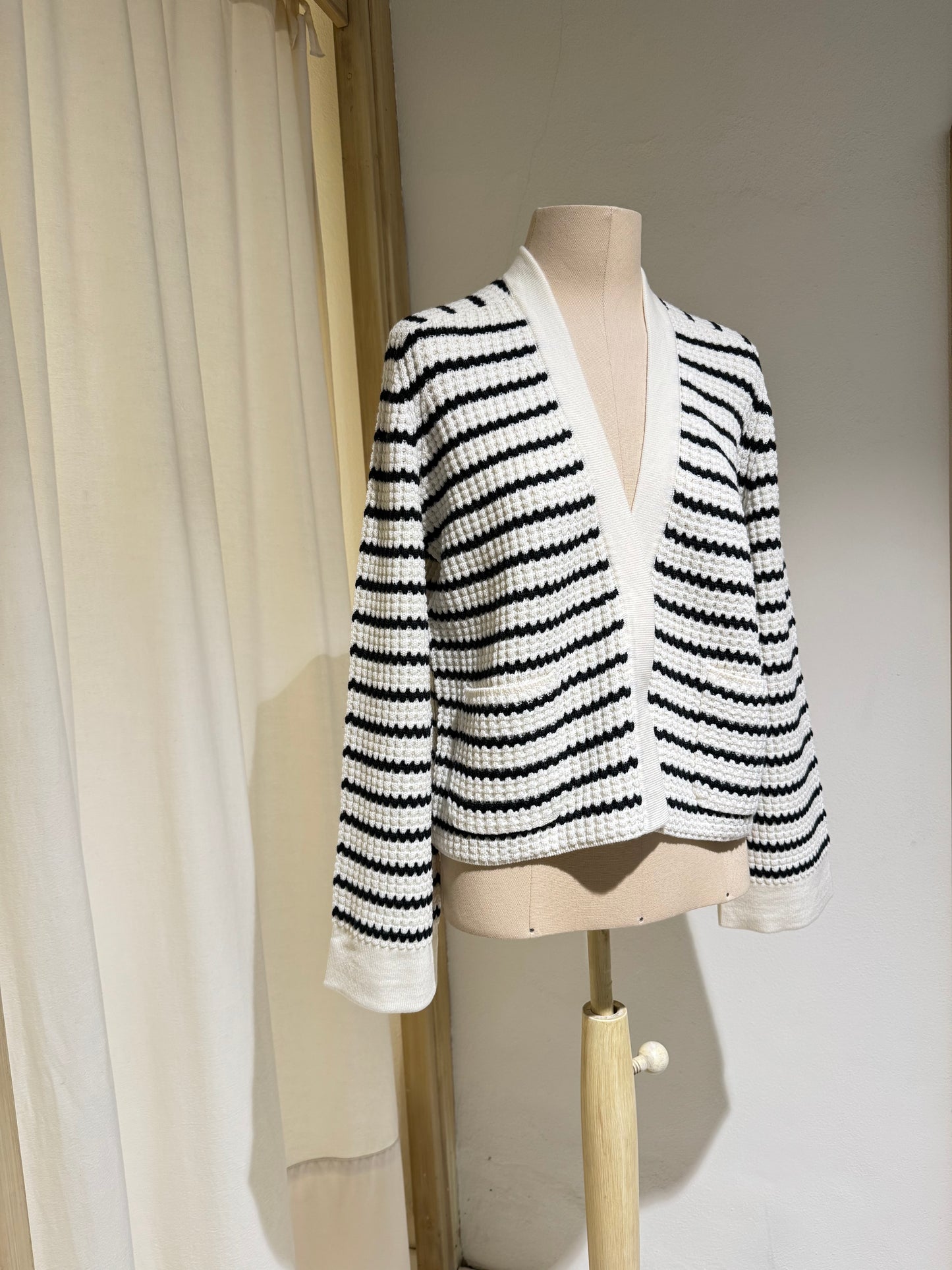 W cardigan in lana merinos a righe - FORTE FORTE - milk/black