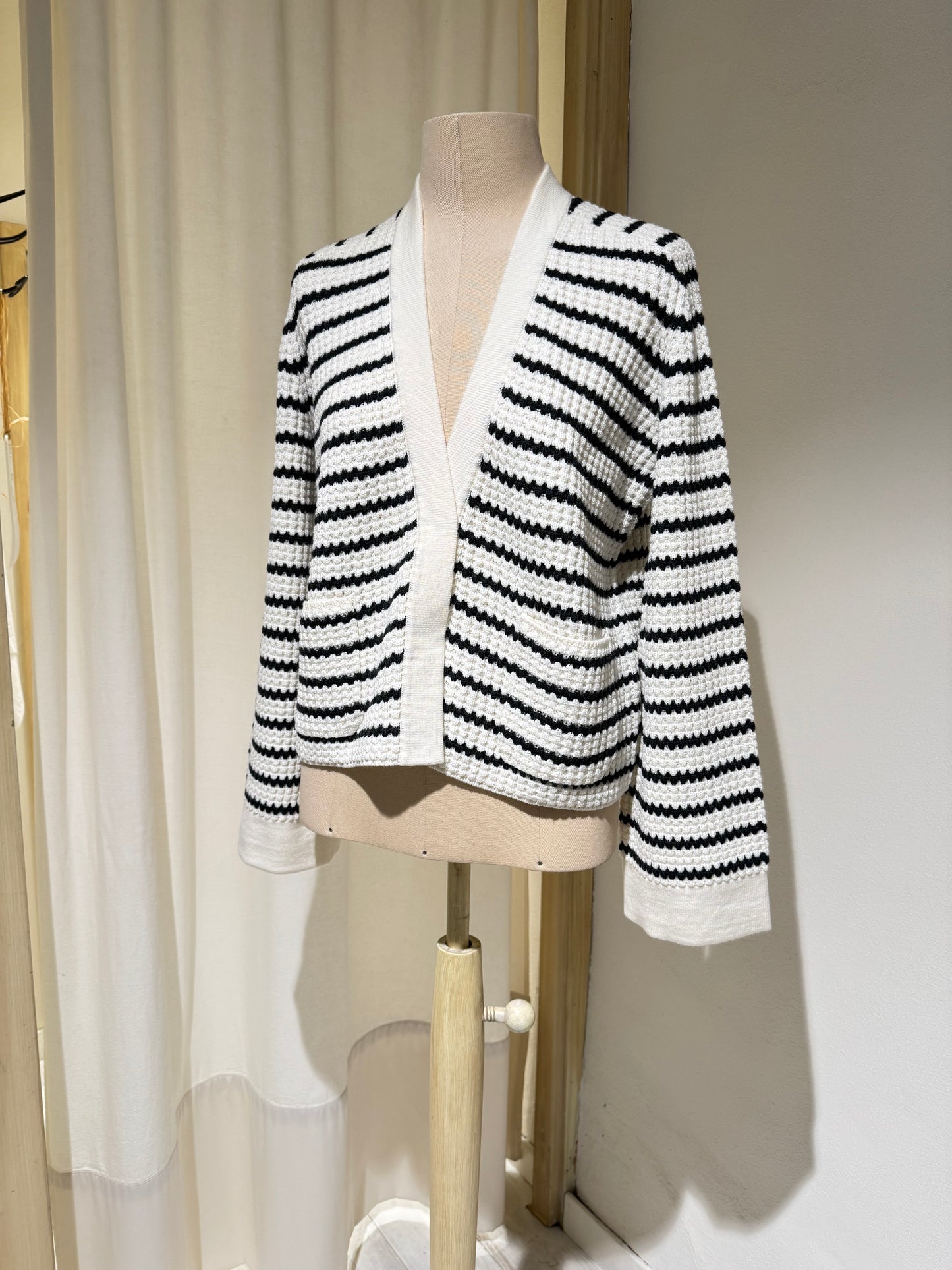 W cardigan in lana merinos a righe - FORTE FORTE - milk/black