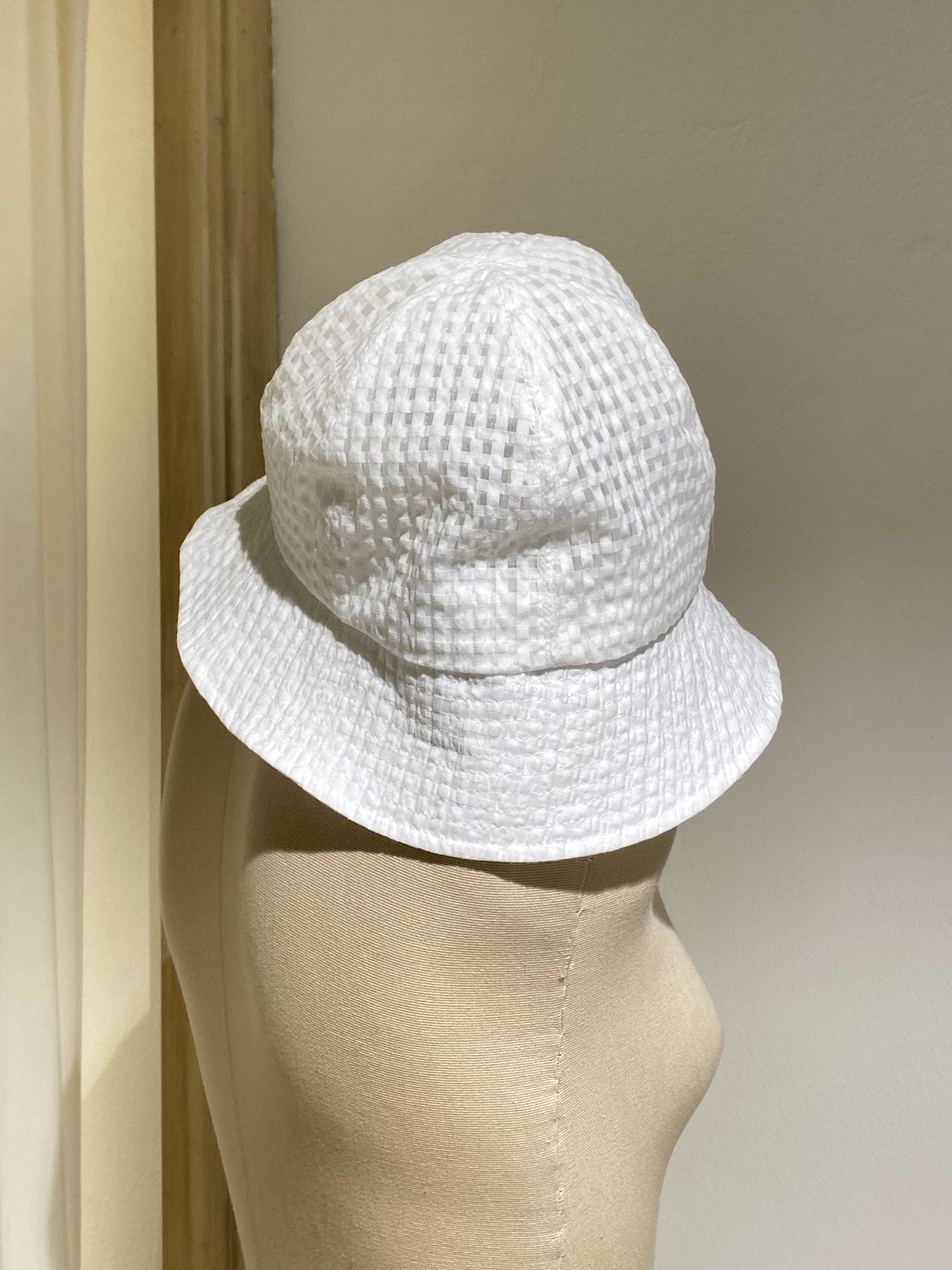 W BUCKET HAT - PCNQ - WHITE